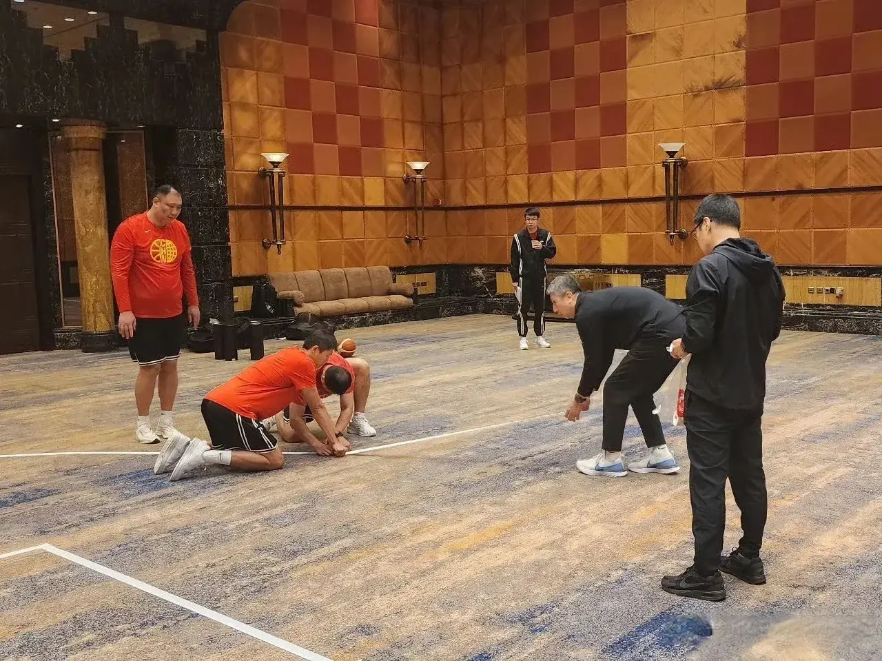 分析师, 真是达到了, 一手握笔