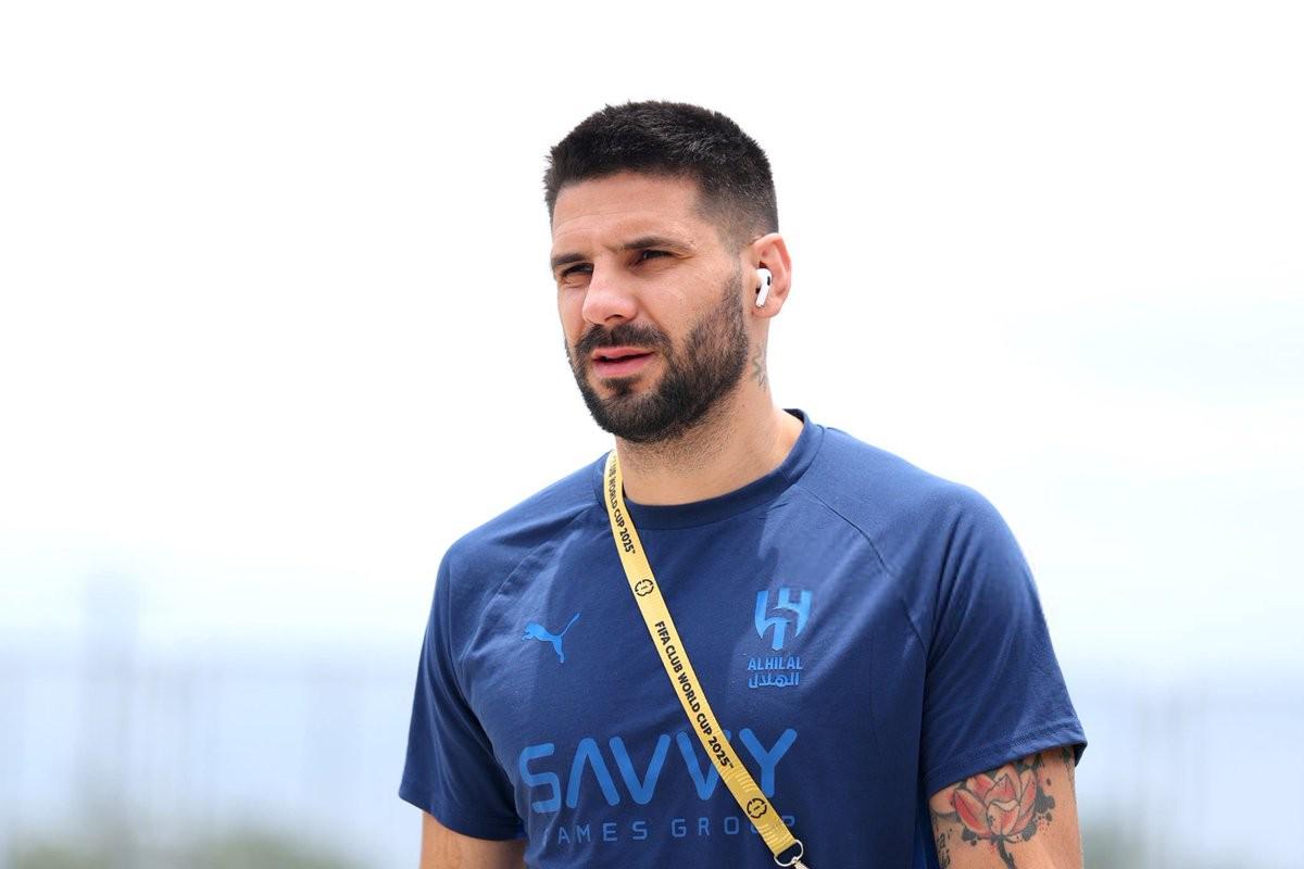 确告知米特, 他不在球队, 余的